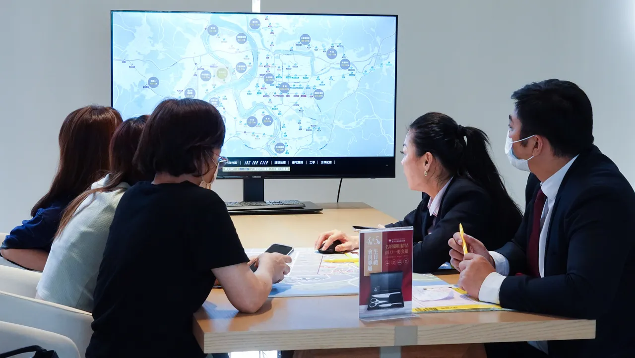 看好都廳大院未來發展性高，賞屋下訂的民眾平日絡繹不絕。