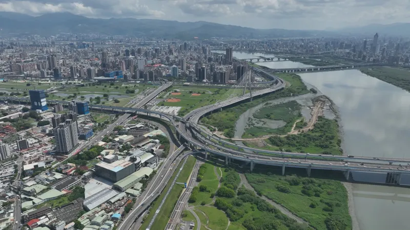 三重交通便利性高，結合雙國道、三環三線、三快速道路還有9條橋，去哪裡都方便、快速。（圖／業者提供）