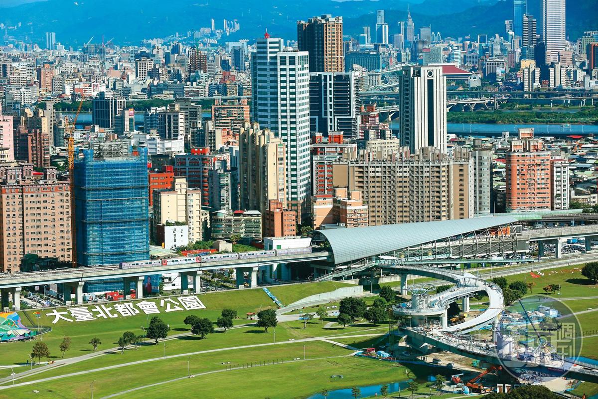 三重交通便捷，有3條捷運線貫穿全區，房價相對親民。